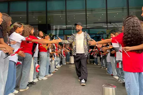 "أنت الأفضل".. استقبال استثنائي لمحمد صلاح في مطار القاهرة (صور)